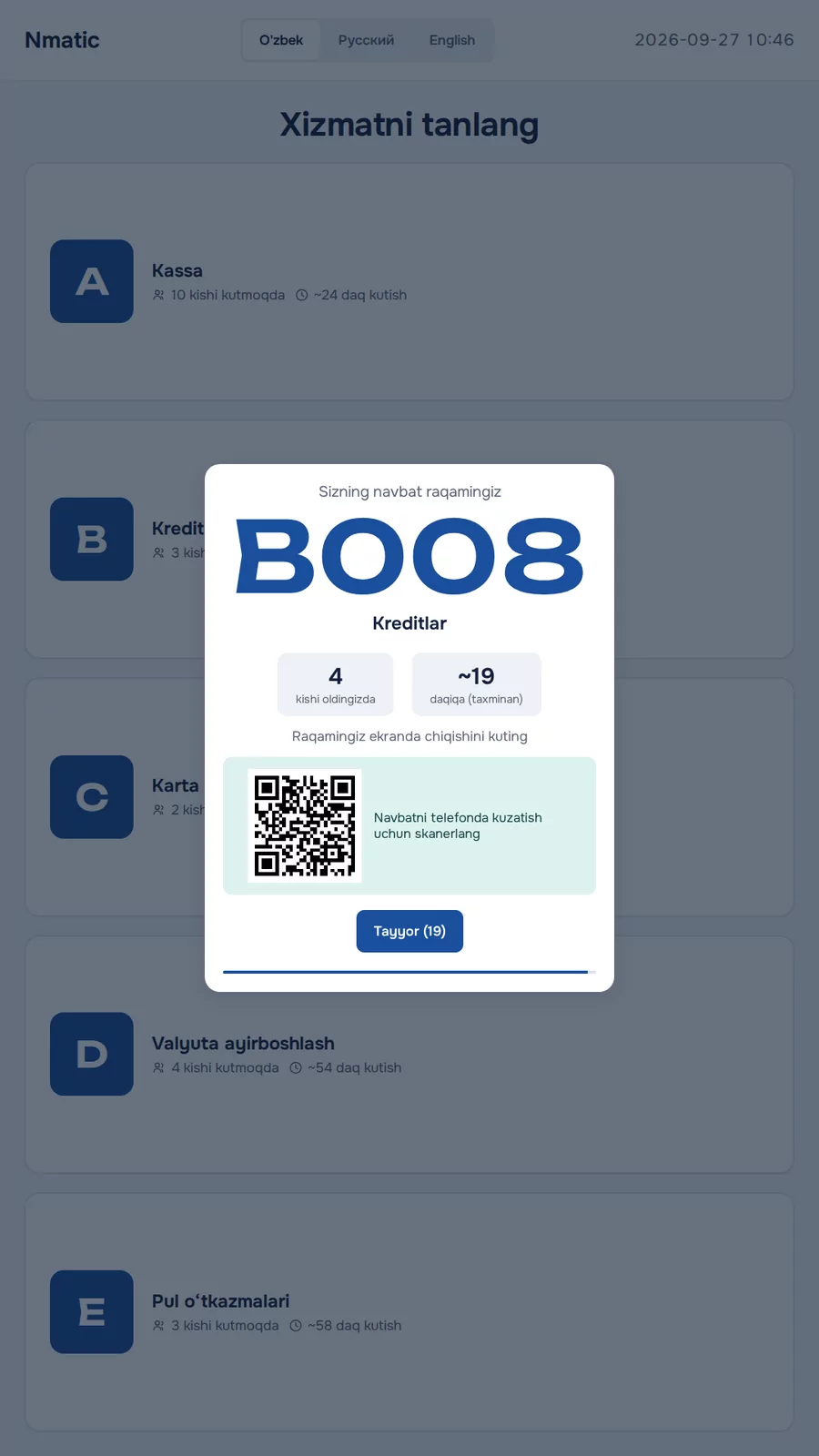 Kiosk: olingan chipta B008, oldinda 4 kishi, navbatni telefonda kuzatish uchun QR-kod